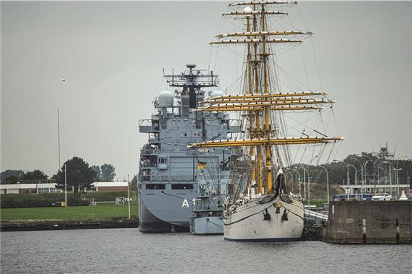 Die „Gorch Fock“ lag für Testfahrten zwischenzeitlich im Marinestützpunkt in Wilhelmshaven. Die Sanierung des Segelschulschiffes dauerte fast sechs Jahre und verschlang horrende Summen. Ende September wurde das Schiff der Marine übergeben.