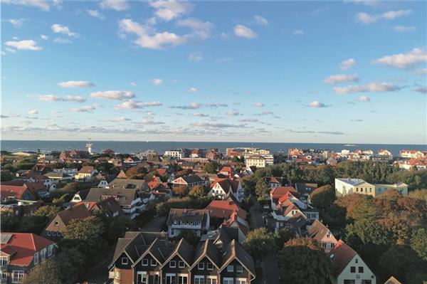 161 Stufen führen nach oben, an schönen Tagen kann man bis zur Insel Helgoland sehen. Nach Wiedereröffnung des sanierten Alten Leuchtturms in der Zedeliusstraße auf Wangerooge haben innerhalb von zwei Wochen bereits über 1400 Menschen die Aussicht genossen.