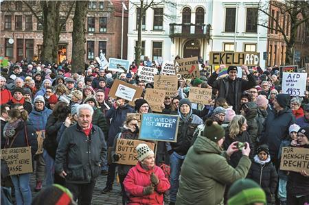 Auf dem Marktplatz in Norden kamen Ende Januar rund 2000 Menschen zusammen. Das Motto der Kundgebung: „Nie wieder ist jetzt“.