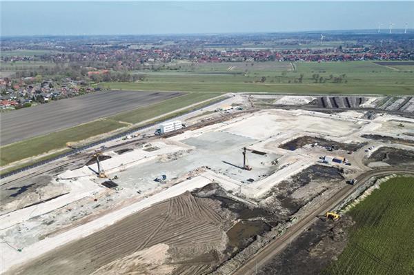 Diskussion um Krankenhäuser Auf einem 37 Hektar großen Areal östlich der Uthwerdumer Straße in Georgsheil entsteht das Gebäude der neuen Zentralklinik. Ab 2029 sollen dort über 800 Betten verfügbar sein. Der symbolische erste Spatenstich fand am 18. November 2024 statt.