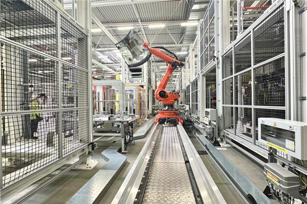 Automatisierung: Schwere Windschutzscheiben werden per Roboter komissioniert.