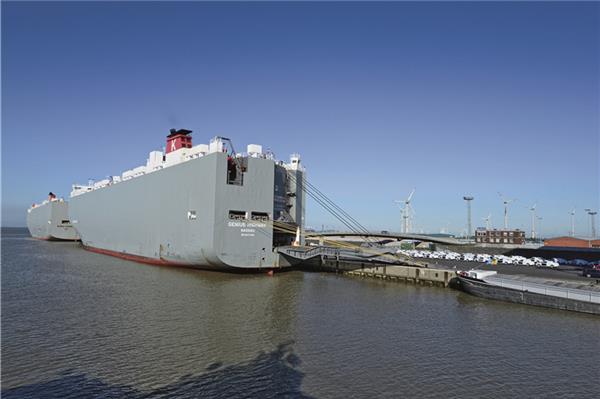 Autoumschlag im Emder Hafen: Die Seehafenstadt liegt auf Platz drei, knapp vor Antwerpen.