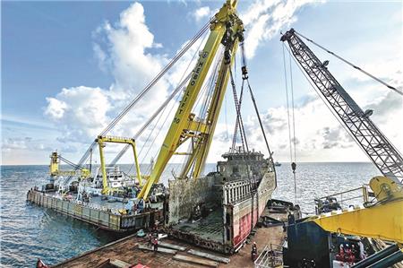 Bergung des zwischen Helgoland und den Ostfriesischen Inseln gesunkenen Frachters „Verity“: Hier wird die Hecksektion auf der Transportbarge abgesetzt.