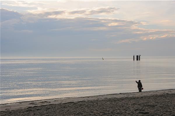 Kleiner Mann am Meer