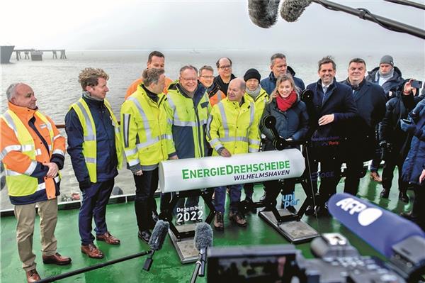 Erster Tanker mit Flüssiggas macht in Wilhelmshaven fest