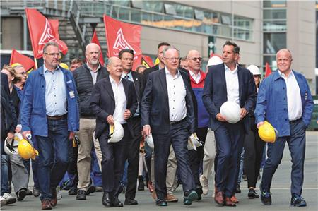 Bundeskanzler Olaf Scholz, Stephan Weil, Ministerpräsident von Niedersachsen, und der niedersächsische Wirtschaftsminister Olaf Lies nahmen Ende August an einer Betriebsversammlung der Papenburger Werft teil.