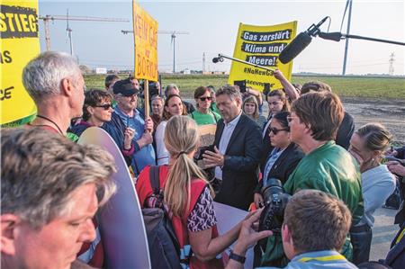 Bundeswirtschaftsminister Robert Habeck (Grüne) sprach in Emden auch mit Menschen, die gegen eine geplante Gasbohrung vor Borkum demonstrierten.