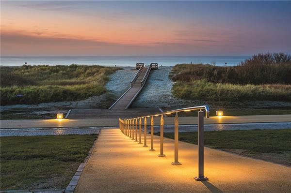 „Das Deck“ kommt an: Die Strandpromenade in Norddeich wurde mit viel Aufwand umgestaltet und erneuert.