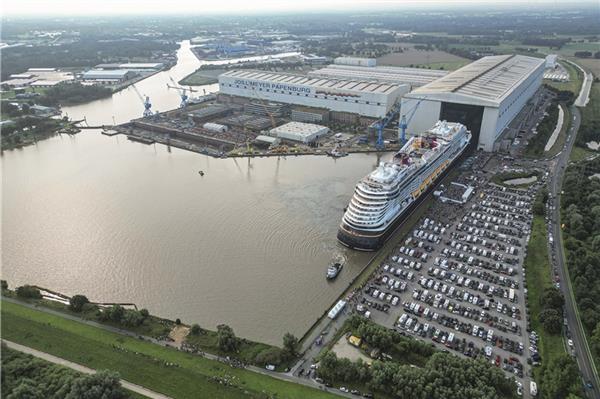 Das Kreuzfahrtschiff „Disney Destiny“ am 9. August beim Ausdocken an der Meyer Werft in Papenburg. Im September wird der Neubau der Reederei Disney Cruise Line über den Atlantik überführt.