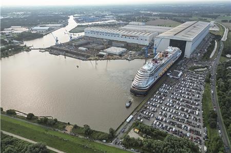 Das Kreuzfahrtschiff „Disney Destiny“ am 9. August beim Ausdocken an der Meyer Werft in Papenburg. Im September wird der Neubau der Reederei Disney Cruise Line über den Atlantik überführt.
