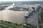 Das Kreuzfahrtschiff „Disney Destiny“ am 9. August beim Ausdocken an der Meyer Werft in Papenburg. Im September wird der Neubau der Reederei Disney Cruise Line über den Atlantik überführt.