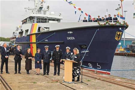 Das neue Zollschiff wurde am 8. Oktober feierlich von Nancy Böhning, Ehefrau von Staatssekretär Björn Böhning, getauft. Emdens Bürgermeisterin Andrea Risius sprach die Grußworte der Stadt.