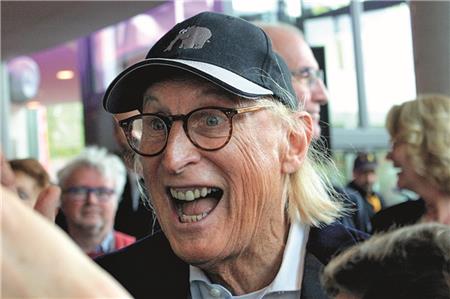 Der 77-jährige Kult-Komiker Otto Waalkes, hier bei einem Besuch in seiner Heimatstadt Emden, kündigte an, weiter auftreten zu wollen.