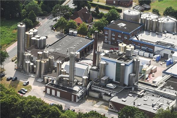 Meggle übernimmt die Auricher Molkerei Rücker Der Hauptsitz der 1890 gegründeten Molkerei Rücker in Aurich. Auch nach der Übernahme durch die Meggle Holding SE sollen Arbeitsplätze und Milchlieferverträge bestehen bleiben.