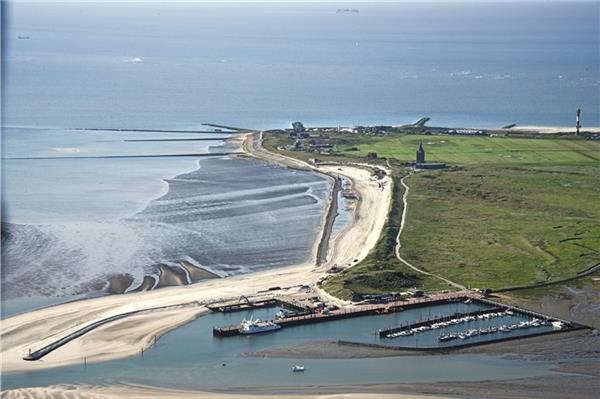 Der Inselhafen auf Wangerooge soll umfangreich modernisiert werden. 21 Millionen Euro sind eingeplant. Die Modernisierung plant NPorts zusammen mit der Deutschen Bahn (DB), die mit einer Tochterfirma den Fährverkehr von und zur Insel sowie die Inselbahn betreibt. Deshalb sollen auch das Betriebsgebäude der Bahn und die Gleisanlagen in den kommenden Jahren erneuert werden.