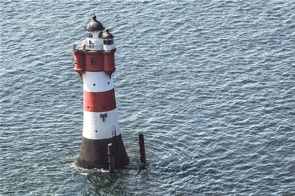 Leuchtturm „Roter Sand“ soll vom Meer an Land umziehen Der Leuchtturm „Roter Sand“ in der Wesermündung ist 53 Meter hoch, 70 Tonnen schwer und das erste Offshorebauwerk der Welt. Das Bauwerk wurde 1885 fertiggestellt.