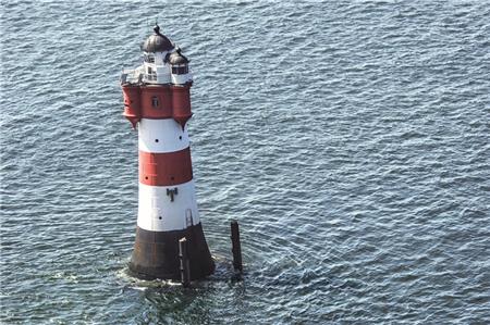 Der Leuchtturm „Roter Sand“ in der Wesermündung ist 53 Meter hoch, 70 Tonnen schwer und das erste Offshorebauwerk der Welt. Das Bauwerk wurde 1885 fertiggestellt.