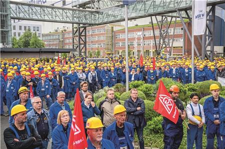 Die Belegschaft der Meyer Werft protestierte vor dem Werkstor gegen den Abbau der Arbeitsplätze.