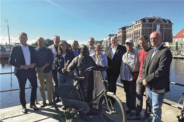 Ehrung für Emder Original Bernhard Brahms Die Bronzefigur von Maler und Bildhauer Hans-Christian Petersen und seinem Bruder Anders Petersen zeigt Brahms mit seinem Damenrad und verschmitztem Lächeln. Ein Teil des Delftrundwegs wurde nach dem langjährigen Bewohner in Bernhard-Brahms-Promenade umbenannt.