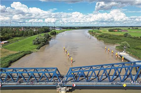 Die Friesenbrücke bei Weener war 2015 durch ein Frachtschiff schwer beschädigt worden. Am 5. September konnten Fußgänger und Radfahrer die neue Brücke über die Ems erstmals passieren.
