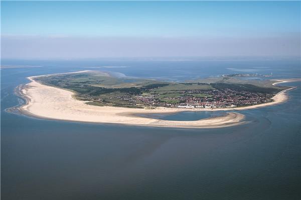 Die Insel Borkum aus der Luft. Eine niederländische Firma plant am Rand des Nationalparks Niedersächsisches Wattenmeer vor der Insel Borkum Erdgas zu fördern.