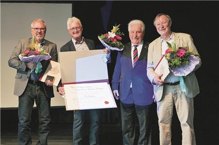 Die Ostfriesische Landschaft würdigt ihr Engagement: Landschaftspräsident Rico Mecklenburg übergab die Auszeichnungen an Herbert Müller (r.), Dr. Paul Weßels (2. v. l.) und Tom Bohmfalk (l.).