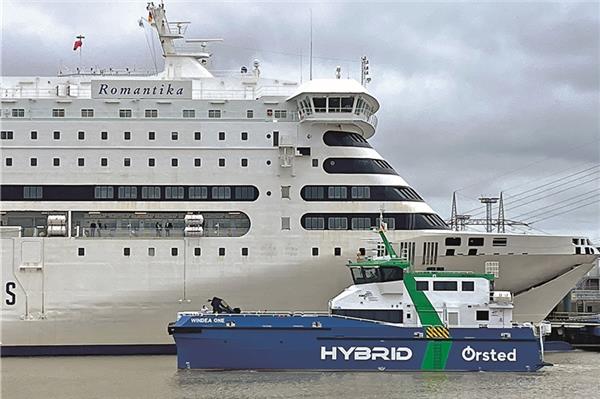 Die „Windea one“ lief nach der Taufe am Emder Borkumkai aus. Dahinter liegt die Norwegen-Fähre „MS Romantika“, die seit Juni von Emden nach Kristiansand fährt.