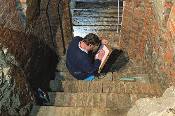 Dr. Andreas Stroebl von der Forschungsstelle Gruft dokumentiert den Zustand der geräumten Gruft.