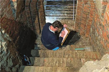 Dr. Andreas Stroebl von der Forschungsstelle Gruft dokumentiert den Zustand der geräumten Gruft.