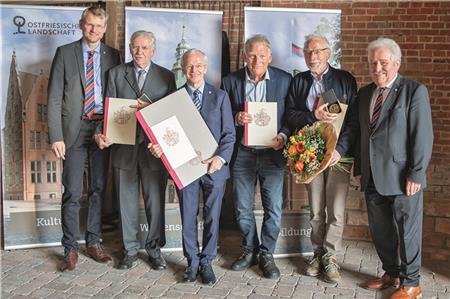 Dr. Matthias Stenger, Direktor der Ostfriesischen Landschaft, mit den Geehrten Dietrich Janßen, Bernd Bramlage, Wolfgang Kellner und Gregor Ulsamer sowie Landschaftspräsident Rico Mecklenburg beim Oll' Mai auf dem Tammenshof in Bunderhee.