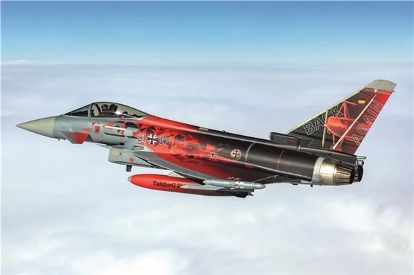 Ein Jet mit Sonderlackierung „Back again“ landete Mitte Juli als erster auf der frisch sanierten Start- und Landebahn des Militärflugplatzes in Wittmundhafen. Trotz Rückkehr der Eurofighter bleibt der Flughafen bis etwa 2035 eine Baustelle. Bis dahin sollen insgesamt rund 725 Millionen Euro in den zukünftig modernsten Militärflughafen Deutschlands investiert werden.