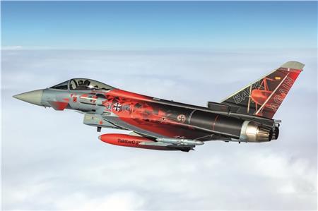 Ein Jet mit Sonderlackierung „Back again“ landete Mitte Juli als erster auf der frisch sanierten Start- und Landebahn des Militärflugplatzes in Wittmundhafen. Trotz Rückkehr der Eurofighter bleibt der Flughafen bis etwa 2035 eine Baustelle. Bis dahin sollen insgesamt rund 725 Millionen Euro in den zukünftig modernsten Militärflughafen Deutschlands investiert werden.