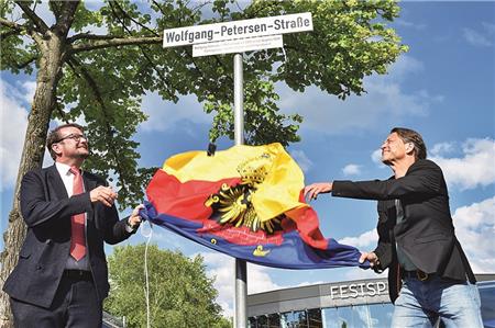 Enthüllt wurde das neue Straßenschild von Oberbürgermeister Tim Kruithoff und Daniel Petersen, dem Sohn des Hollywood-Regisseurs. Foto: Gabi Marks