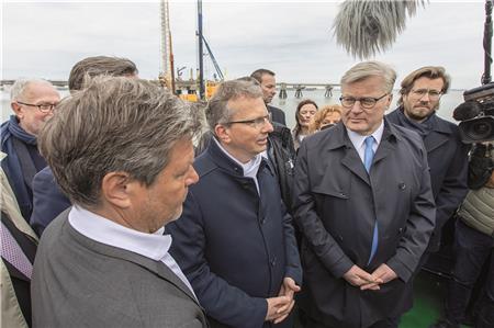 Erster Rammschlag für LNG: Bundeswirtschaftminister Robert Habeck, Holger Banik (Geschäftsführer NPorts) und Niedersachsens Wirtschaftsminister Dr. Bernd Althusmann drücken aufs Tempo.