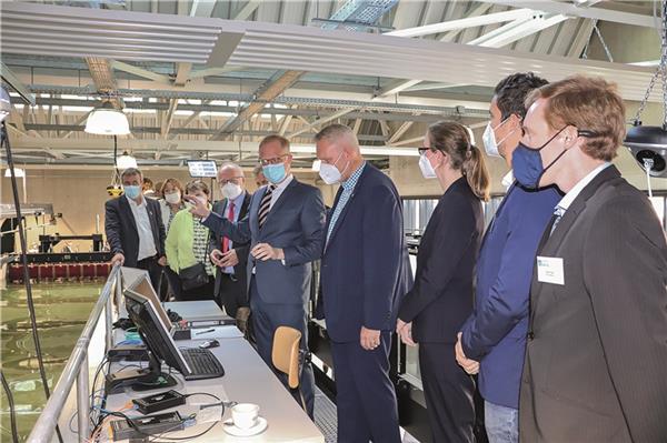 Festakt zur Eröffnung: Prof. Dr. Jann Strybny erläuterte Minister Björn Thümler (Mitte) und weiteren Gästen die technische Ausstattung des Maritimen Technikums.
