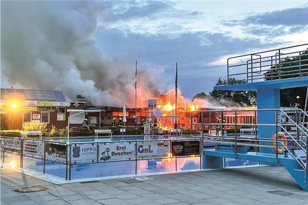 Feuer im Van-Ameren-Bad an der Kesselschleuse: Der Gebäudetrakt mit Duschen und Umkleiden wurde zerstört, das Schwimmbecken blieb verschont.
