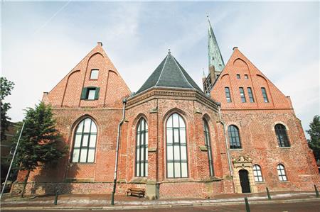 Geht auf das Archiv und die seit 1559 bestehende Büchersammlung der reformierten Gemeinde Emden zurück: die Johannes a Lasco Bibliothek. Sie ist zudem beliebter Veranstaltungsort.