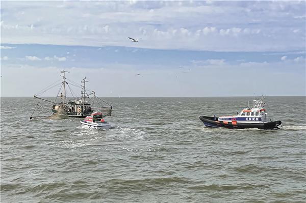 Gerettet: Die „Magellan“ auf dem Weg in den sicheren Hafen von Borkum, begleitet vom Tochterboot eines DGzRS-Rettungskreuzers.