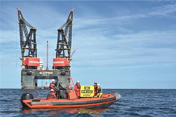 Umstrittene Gasförderung vor Borkum gestartet Greenpeace-Aktivisten protestieren im Juli letzten Jahres rund 20 Kilometer nördlich der niederländischen Insel Schiermonnikoog gegen die Förderung von Erdgas.