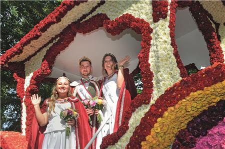 Henrik Broers wurde vor rund 2500 Zuschauerinnen und Zuschauern zum ersten Blütenkönig Wiesmoors gewählt. Lea Aggen (links) und Kimberly Kolod komplettieren das „Königshaus“ als Blütenprinzessinnen.