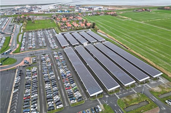 Im Urlaub das Auto mit Sonnenstrom betanken: Für den Ladepark in Norddeich wurden 600 Einstellplätze mit Photovoltaik-Modulen überdacht.