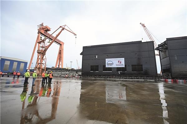 Jedes der drei neuen Tore für die Schleusenkammer am Nord-Ostsee-Kanal ist mehr als 2000 Tonnen schwer, 47 Meter lang und rund 21 Meter hoch. Zusammengebaut wurden sie in Emden.