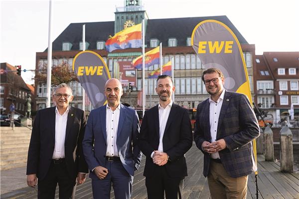 Landrat Olaf Meinen (v. l.), EWE-Chef Stefan Dohler (EWE), TenneT-COO Tim Meyerjürgens und Emdens Oberbürgermeister Tim Kruithoff stellten in Emden die Pläne für ein Wasserstoffkraftwerk vor.