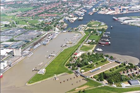 Millionen für Neubauten und Sanierung im Emder Hafen: Den größten Anteil fordert die über 100 Jahre alte Große Seeschleuse (rechts unten im Bild).