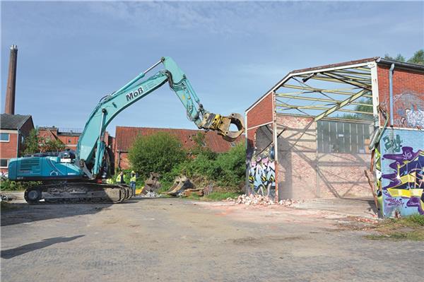 Mit dem Abriss der ehemaligen Fahrzeughalle auf dem Doornkaat-Gelände haben die Vorarbeiten für die Sanierung der Industriebrache offiziell begonnen.