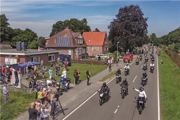 Nach Schätzung der Polizei fuhren zwischen 15000 und 20000 Motorradfahrer an Kilians Elternhaus in Rhauderfehn vorbei.