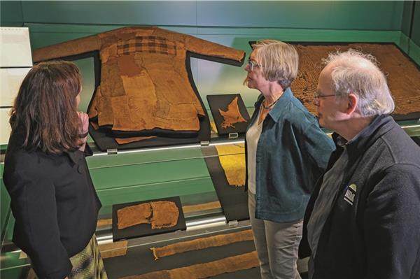 Nehmen die gut erhaltene Kleidung der Moorleiche „Bernie“ aus dem Ostfriesischen Landesmuseum in Emden unter die Lupe: Christina Peek, Dr. Susan Möller-Wiering und Professor Hauke Jöns, die Teil des Forschungsteams sind.