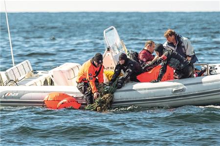 Netze als Fang: Bei der Aktion „Geisternetze Ostfriesland“ suchten Taucher verloren gegangene Netze in der Nordsee – und wurden fündig.