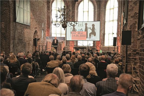 Niedersachsens Minister für Wissenschaft und Kultur, Björn Thümler, sprach vor rund 300 Gästen in der Emder Johannes a Lasco Bibliothek.
