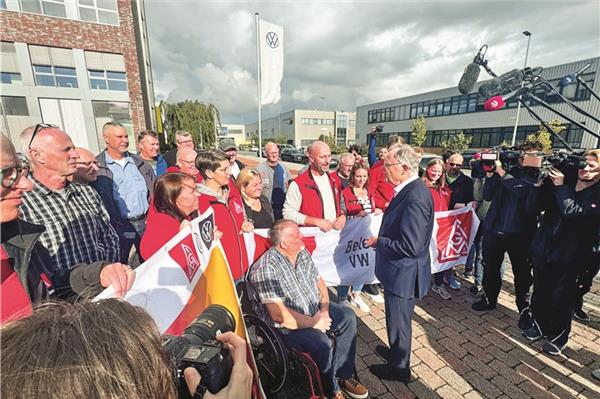 Niedersachsens Ministerpräsident sprach bei seinem Besuch im Emder Werk mit Arbeitnehmervertretern und IG Metall. Am Standort Emden sind rund 8000 Menschen beschäftigt, die aktuell um ihre Arbeitsplätze bangen.